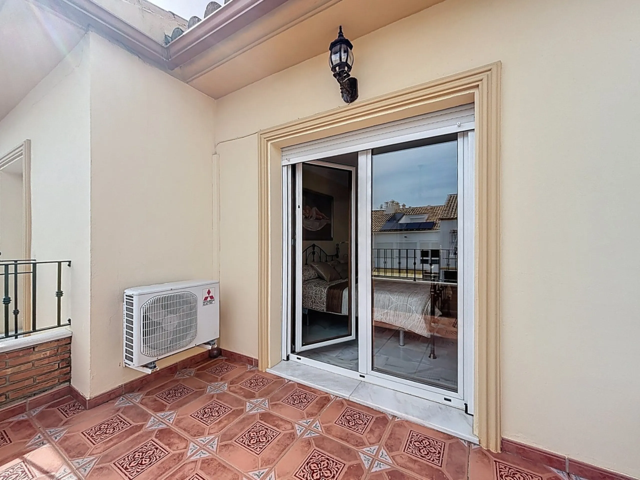 This beautiful 3-storey villa in Torre del Mar is presented, ideal for families looking for space, comfort and excellent location. On the first floor, we find a very bright and cozy living room, a toilet, and a separate kitchen-dining room, perfect for en
