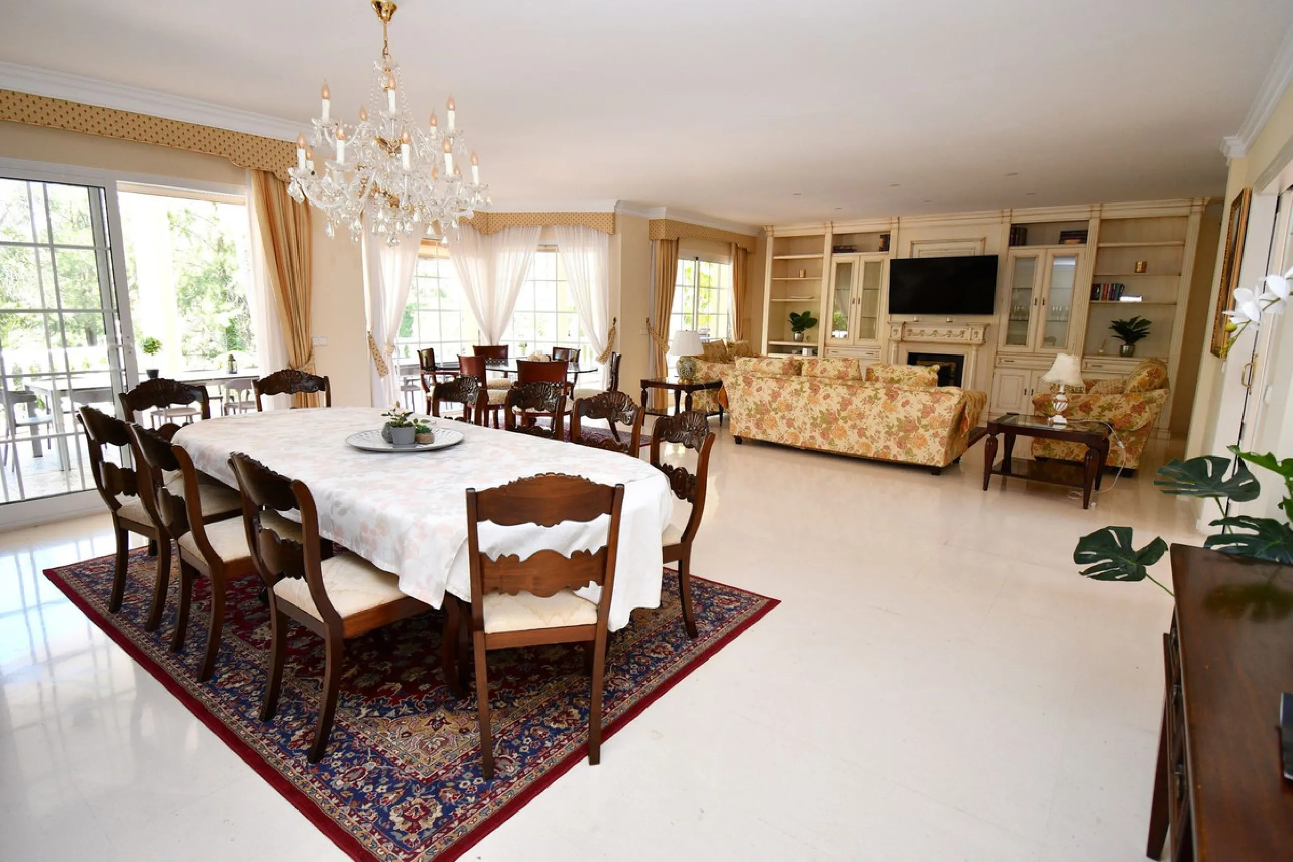 This impressive, front-line golf, 9 bedroom, 10 bathroom villa offers over 700m2 of living and entertainment space and sits on a spacious plot of 1,300m2.  This villa has 8 ensuite bedrooms, offering family/guests their own space and privacy.  All indoor 
