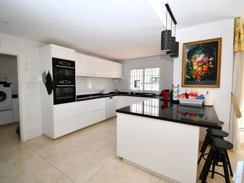 This impressive, front-line golf, 9 bedroom, 10 bathroom villa offers over 700m2 of living and entertainment space and sits on a spacious plot of 1,300m2.  This villa has 8 ensuite bedrooms, offering family/guests their own space and privacy.  All indoor 