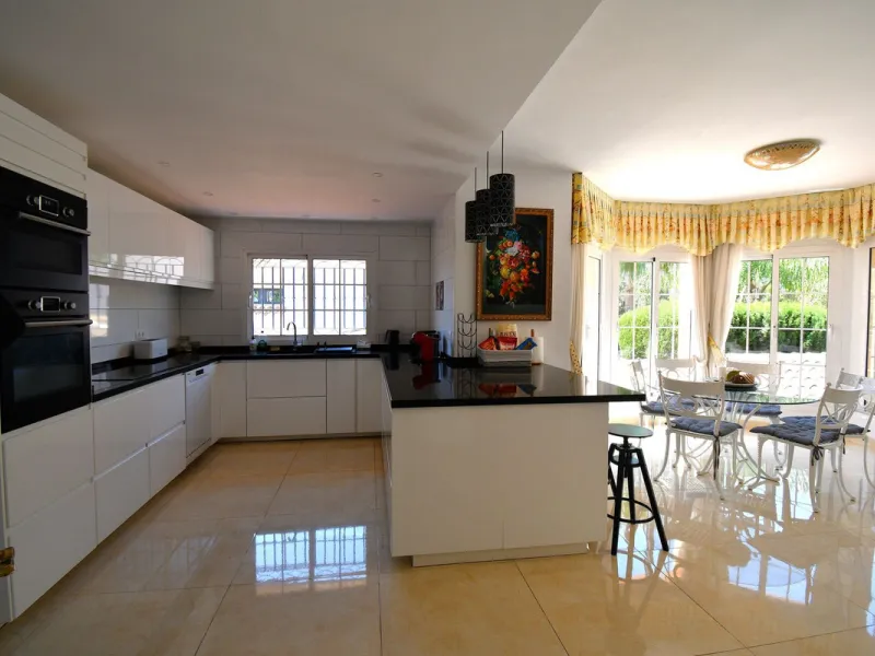 This impressive, front-line golf, 9 bedroom, 10 bathroom villa offers over 700m2 of living and entertainment space and sits on a spacious plot of 1,300m2.  This villa has 8 ensuite bedrooms, offering family/guests their own space and privacy.  All indoor 