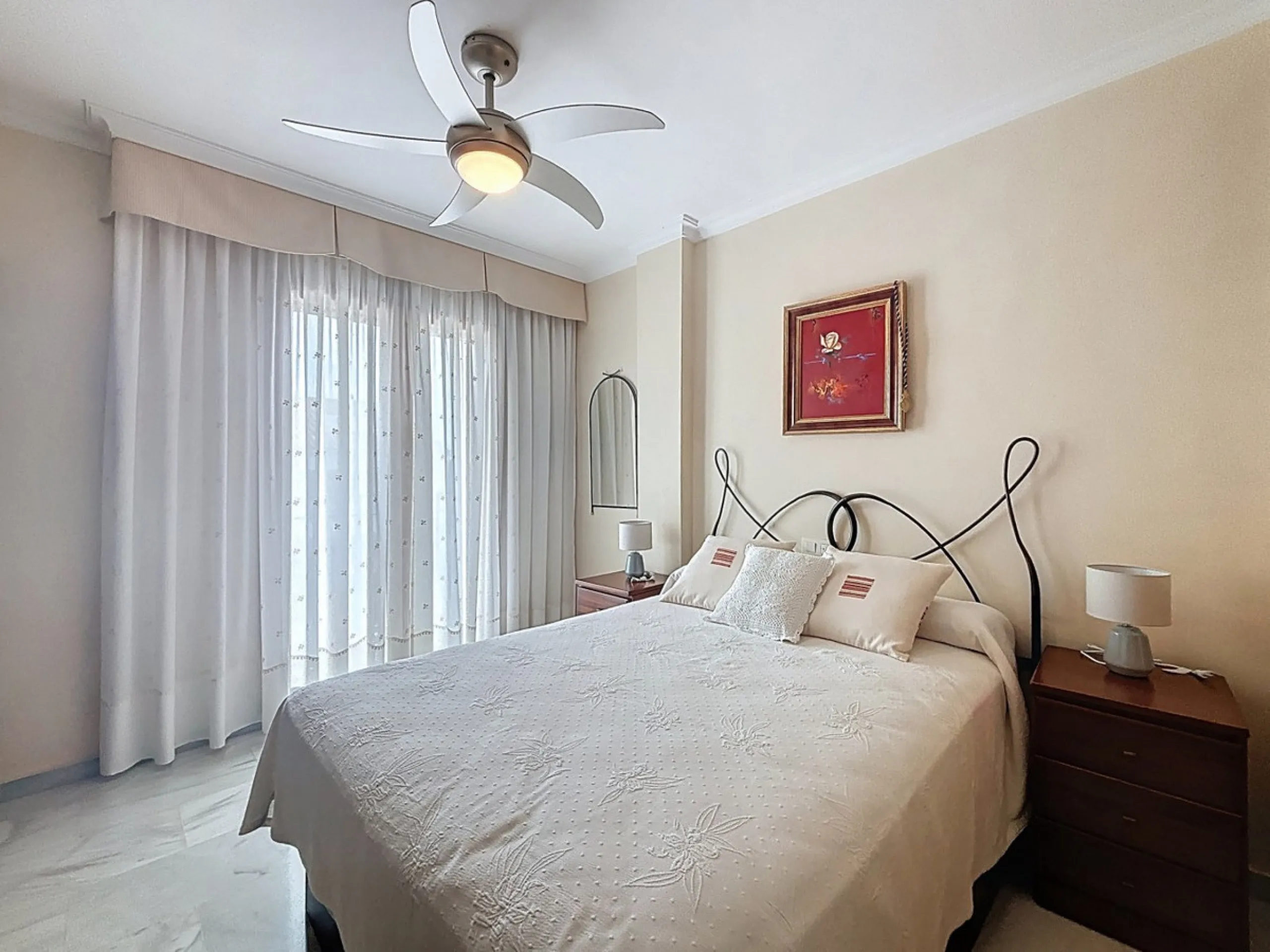 This beautiful 3-storey villa in Torre del Mar is presented, ideal for families looking for space, comfort and excellent location. On the first floor, we find a very bright and cozy living room, a toilet, and a separate kitchen-dining room, perfect for en