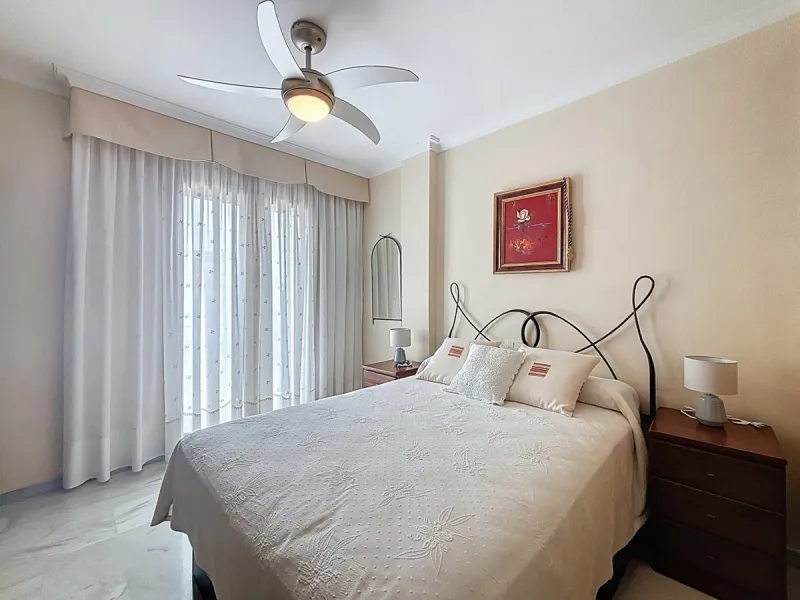 This beautiful 3-storey villa in Torre del Mar is presented, ideal for families looking for space, comfort and excellent location. On the first floor, we find a very bright and cozy living room, a toilet, and a separate kitchen-dining room, perfect for en