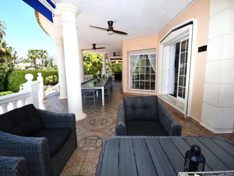 This impressive, front-line golf, 9 bedroom, 10 bathroom villa offers over 700m2 of living and entertainment space and sits on a spacious plot of 1,300m2.  This villa has 8 ensuite bedrooms, offering family/guests their own space and privacy.  All indoor 