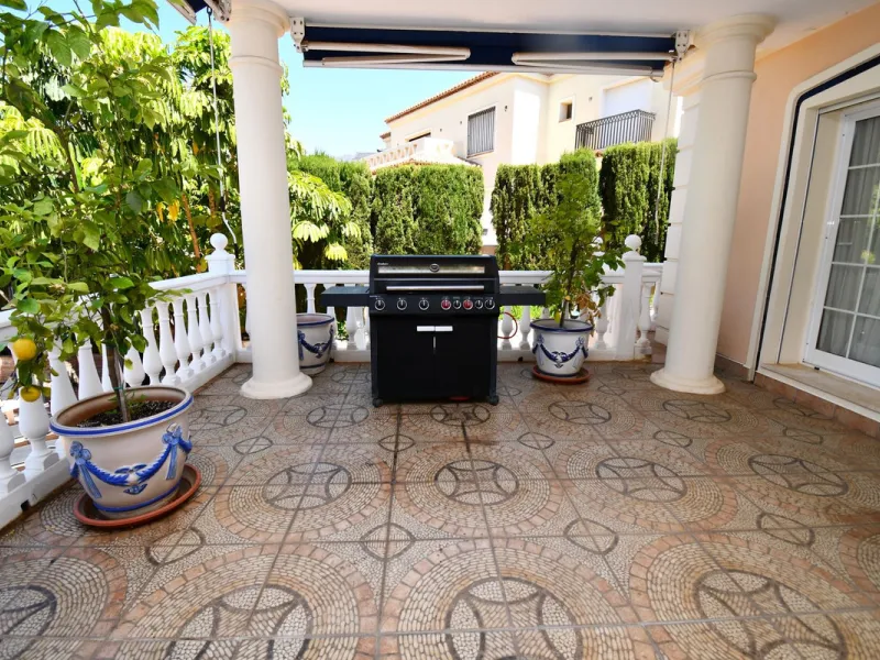 This impressive, front-line golf, 9 bedroom, 10 bathroom villa offers over 700m2 of living and entertainment space and sits on a spacious plot of 1,300m2.  This villa has 8 ensuite bedrooms, offering family/guests their own space and privacy.  All indoor 