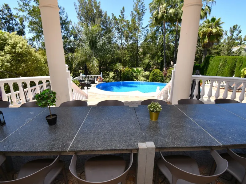 This impressive, front-line golf, 9 bedroom, 10 bathroom villa offers over 700m2 of living and entertainment space and sits on a spacious plot of 1,300m2.  This villa has 8 ensuite bedrooms, offering family/guests their own space and privacy.  All indoor 