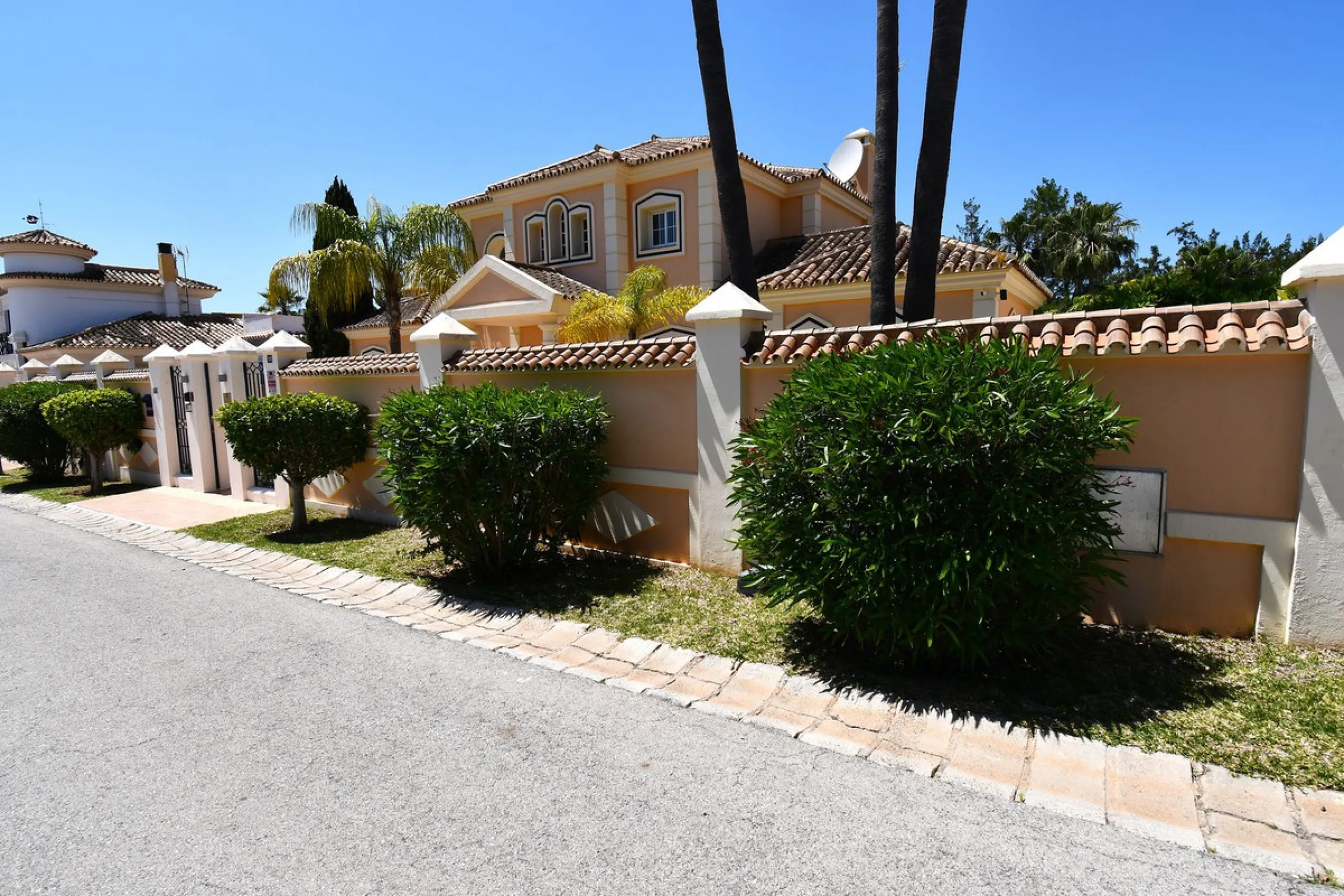 This impressive, front-line golf, 9 bedroom, 10 bathroom villa offers over 700m2 of living and entertainment space and sits on a spacious plot of 1,300m2.  This villa has 8 ensuite bedrooms, offering family/guests their own space and privacy.  All indoor 
