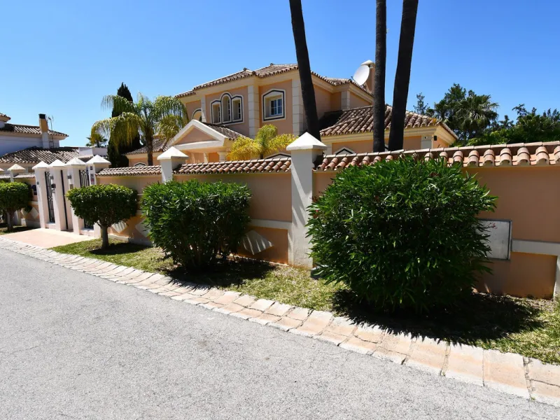 This impressive, front-line golf, 9 bedroom, 10 bathroom villa offers over 700m2 of living and entertainment space and sits on a spacious plot of 1,300m2.  This villa has 8 ensuite bedrooms, offering family/guests their own space and privacy.  All indoor 
