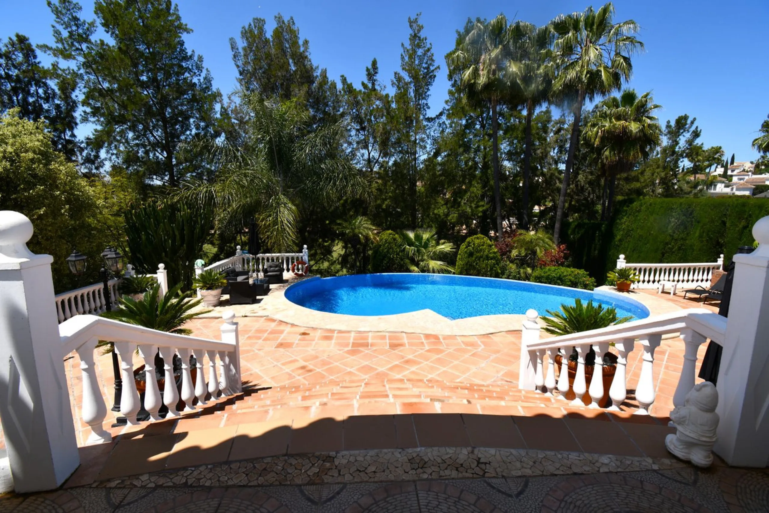 This impressive, front-line golf, 9 bedroom, 10 bathroom villa offers over 700m2 of living and entertainment space and sits on a spacious plot of 1,300m2.  This villa has 8 ensuite bedrooms, offering family/guests their own space and privacy.  All indoor 