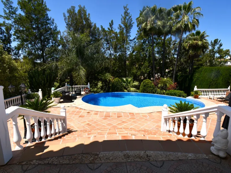 This impressive, front-line golf, 9 bedroom, 10 bathroom villa offers over 700m2 of living and entertainment space and sits on a spacious plot of 1,300m2.  This villa has 8 ensuite bedrooms, offering family/guests their own space and privacy.  All indoor 