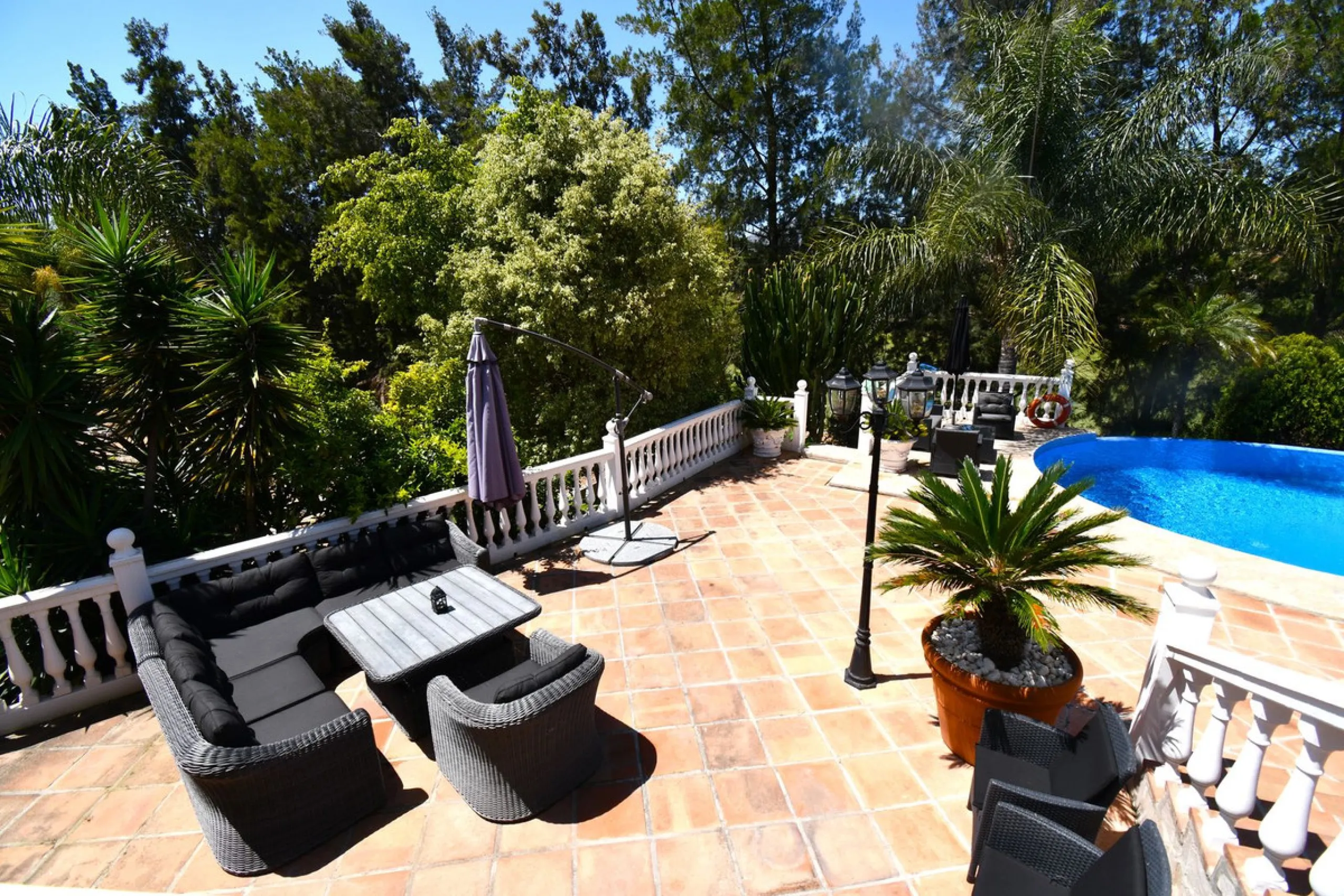 This impressive, front-line golf, 9 bedroom, 10 bathroom villa offers over 700m2 of living and entertainment space and sits on a spacious plot of 1,300m2.  This villa has 8 ensuite bedrooms, offering family/guests their own space and privacy.  All indoor 