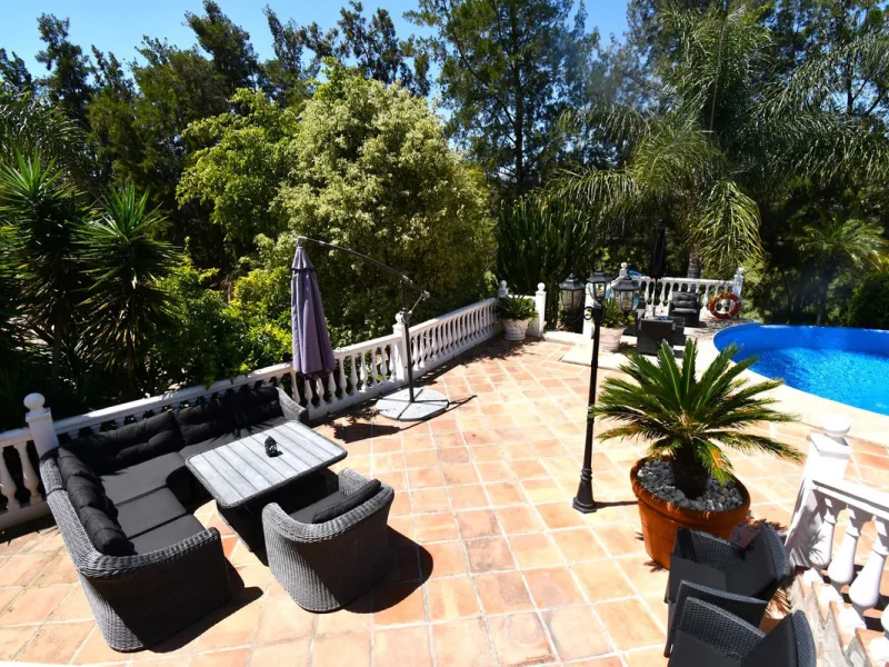 This impressive, front-line golf, 9 bedroom, 10 bathroom villa offers over 700m2 of living and entertainment space and sits on a spacious plot of 1,300m2.  This villa has 8 ensuite bedrooms, offering family/guests their own space and privacy.  All indoor 