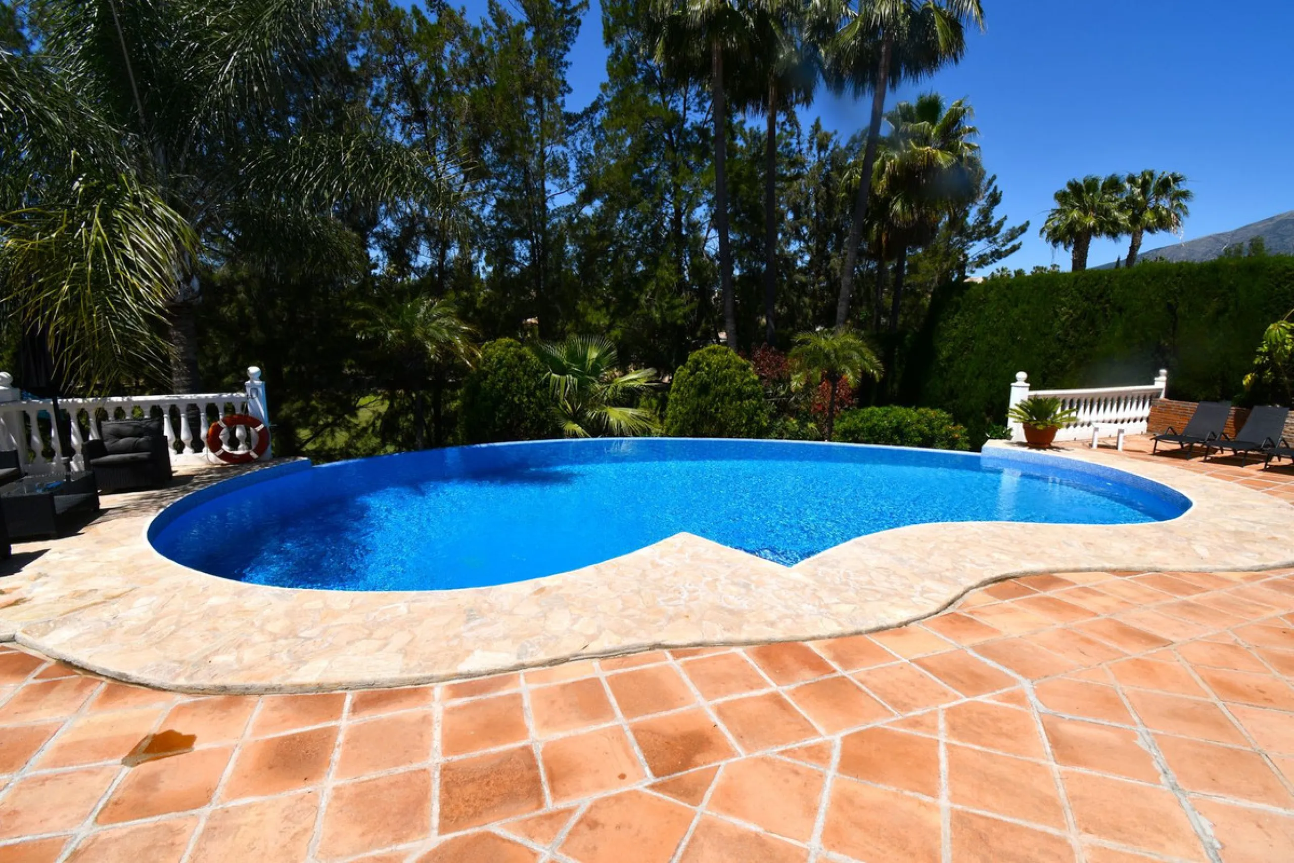 This impressive, front-line golf, 9 bedroom, 10 bathroom villa offers over 700m2 of living and entertainment space and sits on a spacious plot of 1,300m2.  This villa has 8 ensuite bedrooms, offering family/guests their own space and privacy.  All indoor 