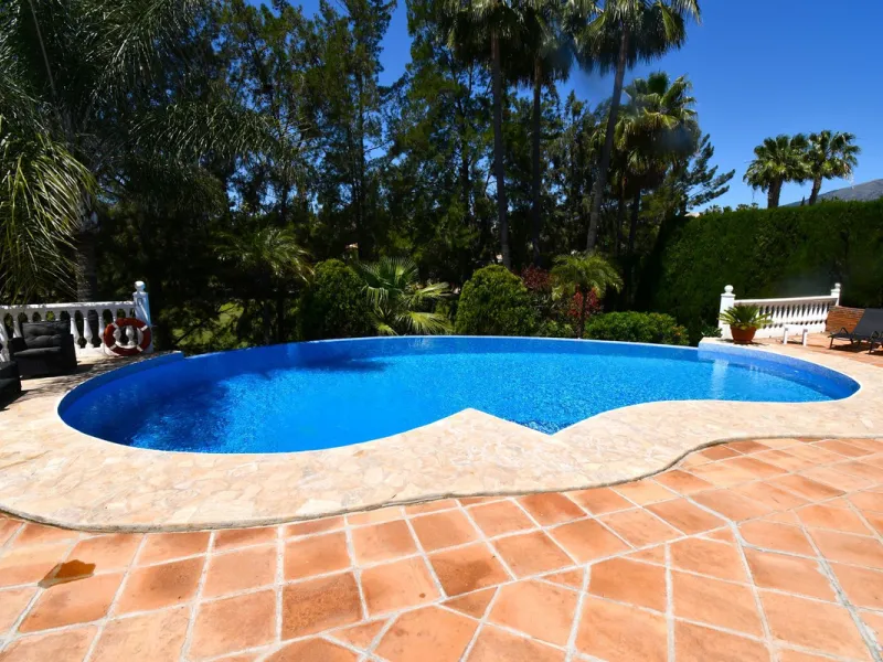 This impressive, front-line golf, 9 bedroom, 10 bathroom villa offers over 700m2 of living and entertainment space and sits on a spacious plot of 1,300m2.  This villa has 8 ensuite bedrooms, offering family/guests their own space and privacy.  All indoor 