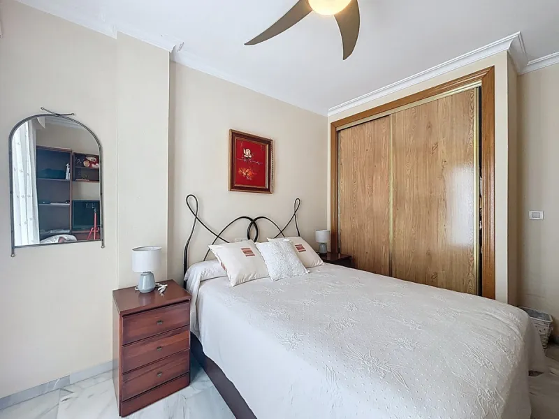 This beautiful 3-storey villa in Torre del Mar is presented, ideal for families looking for space, comfort and excellent location. On the first floor, we find a very bright and cozy living room, a toilet, and a separate kitchen-dining room, perfect for en