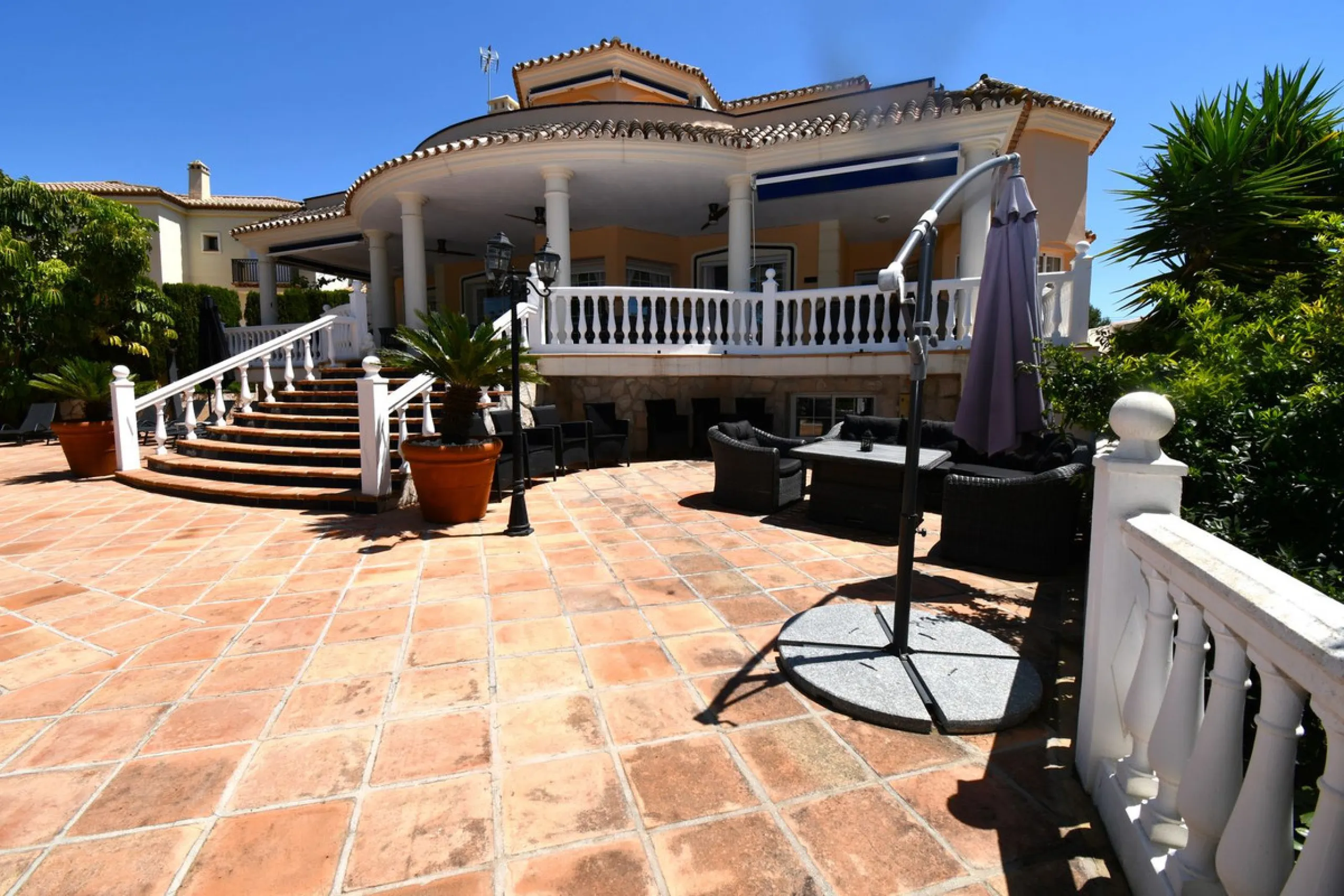 This impressive, front-line golf, 9 bedroom, 10 bathroom villa offers over 700m2 of living and entertainment space and sits on a spacious plot of 1,300m2.  This villa has 8 ensuite bedrooms, offering family/guests their own space and privacy.  All indoor 