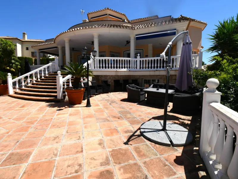 This impressive, front-line golf, 9 bedroom, 10 bathroom villa offers over 700m2 of living and entertainment space and sits on a spacious plot of 1,300m2.  This villa has 8 ensuite bedrooms, offering family/guests their own space and privacy.  All indoor 