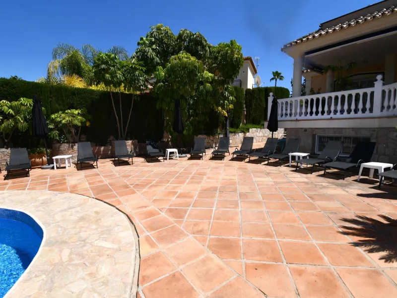 This impressive, front-line golf, 9 bedroom, 10 bathroom villa offers over 700m2 of living and entertainment space and sits on a spacious plot of 1,300m2.  This villa has 8 ensuite bedrooms, offering family/guests their own space and privacy.  All indoor 
