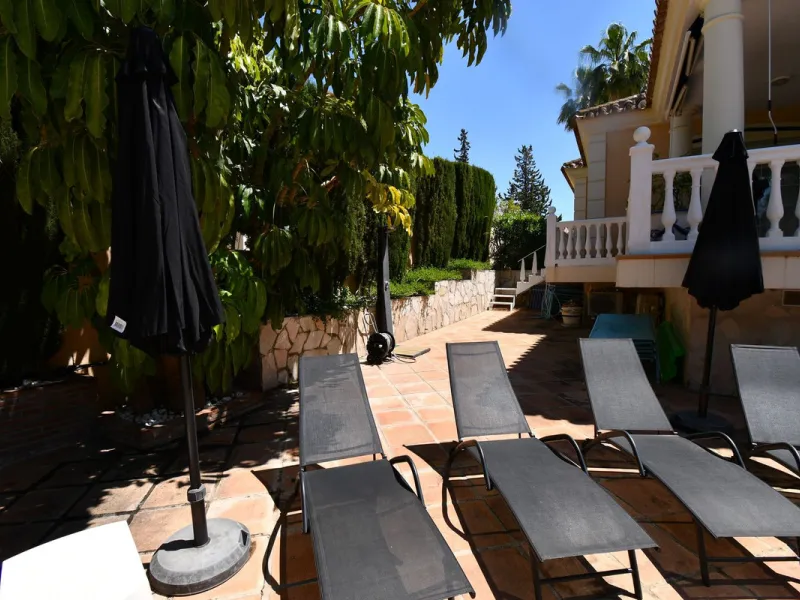 This impressive, front-line golf, 9 bedroom, 10 bathroom villa offers over 700m2 of living and entertainment space and sits on a spacious plot of 1,300m2.  This villa has 8 ensuite bedrooms, offering family/guests their own space and privacy.  All indoor 