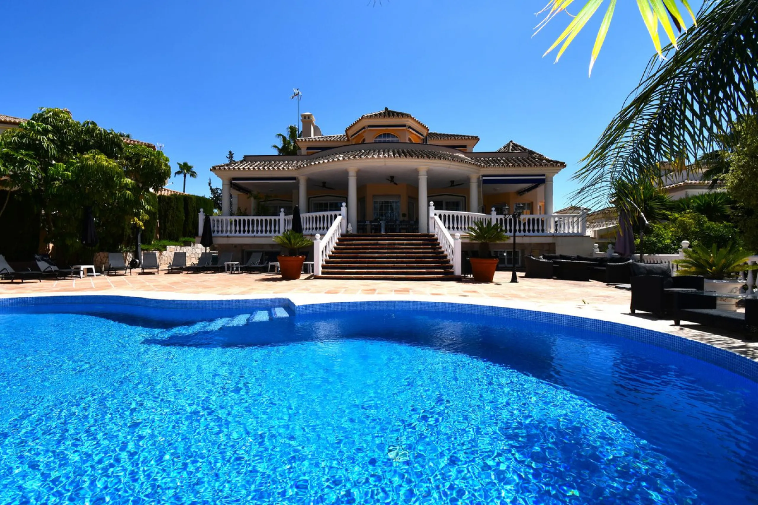 This impressive, front-line golf, 9 bedroom, 10 bathroom villa offers over 700m2 of living and entertainment space and sits on a spacious plot of 1,300m2.  This villa has 8 ensuite bedrooms, offering family/guests their own space and privacy.  All indoor 