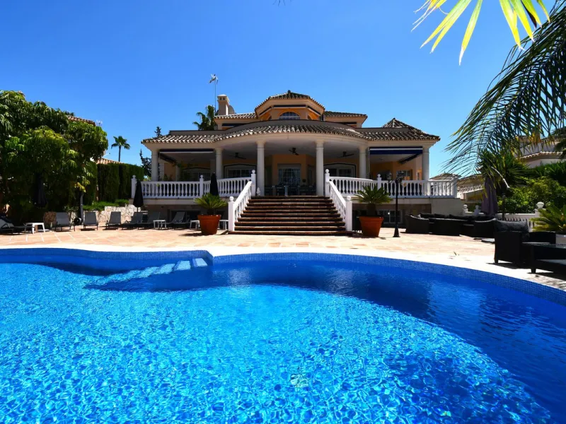 This impressive, front-line golf, 9 bedroom, 10 bathroom villa offers over 700m2 of living and entertainment space and sits on a spacious plot of 1,300m2.  This villa has 8 ensuite bedrooms, offering family/guests their own space and privacy.  All indoor 