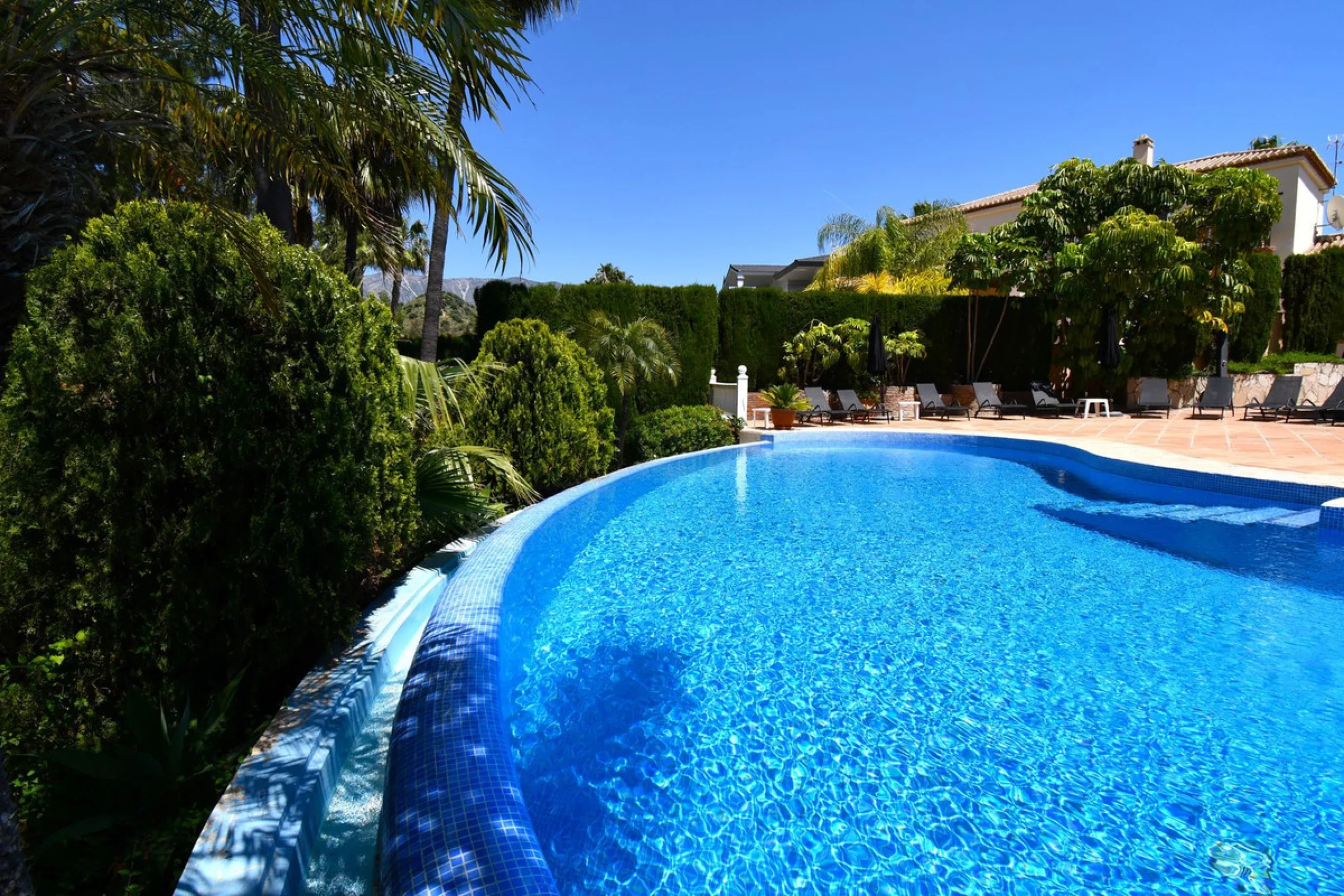 This impressive, front-line golf, 9 bedroom, 10 bathroom villa offers over 700m2 of living and entertainment space and sits on a spacious plot of 1,300m2.  This villa has 8 ensuite bedrooms, offering family/guests their own space and privacy.  All indoor 