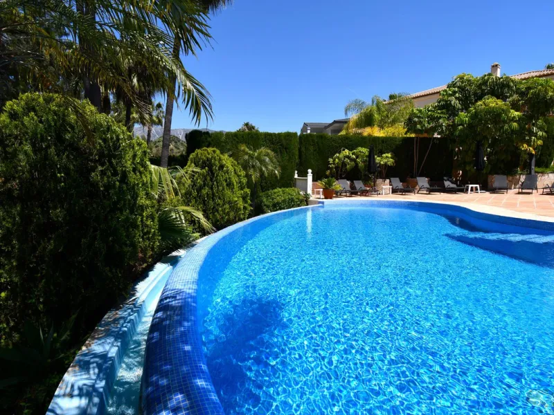 This impressive, front-line golf, 9 bedroom, 10 bathroom villa offers over 700m2 of living and entertainment space and sits on a spacious plot of 1,300m2.  This villa has 8 ensuite bedrooms, offering family/guests their own space and privacy.  All indoor 