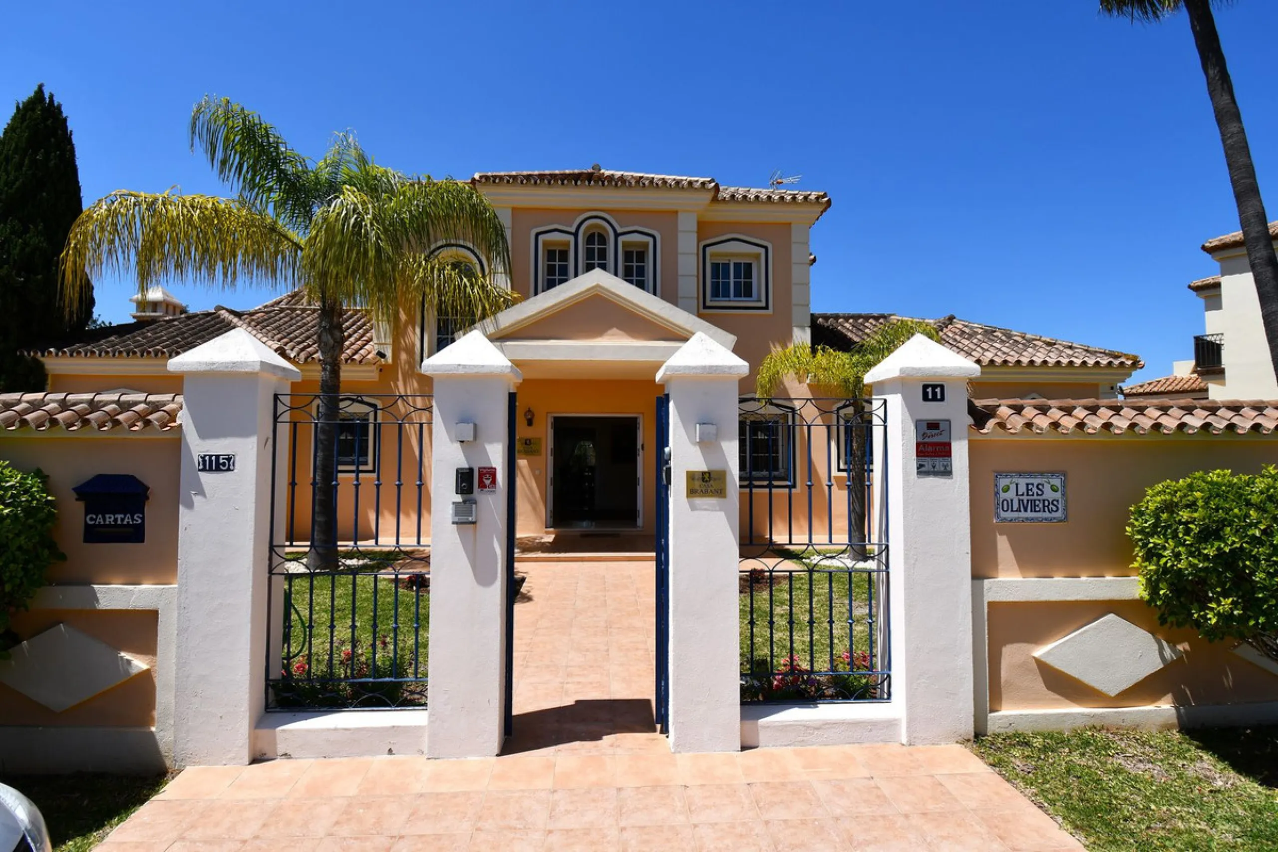 This impressive, front-line golf, 9 bedroom, 10 bathroom villa offers over 700m2 of living and entertainment space and sits on a spacious plot of 1,300m2.  This villa has 8 ensuite bedrooms, offering family/guests their own space and privacy.  All indoor 