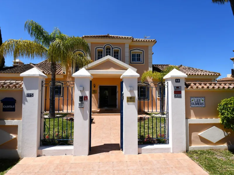 This impressive, front-line golf, 9 bedroom, 10 bathroom villa offers over 700m2 of living and entertainment space and sits on a spacious plot of 1,300m2.  This villa has 8 ensuite bedrooms, offering family/guests their own space and privacy.  All indoor 