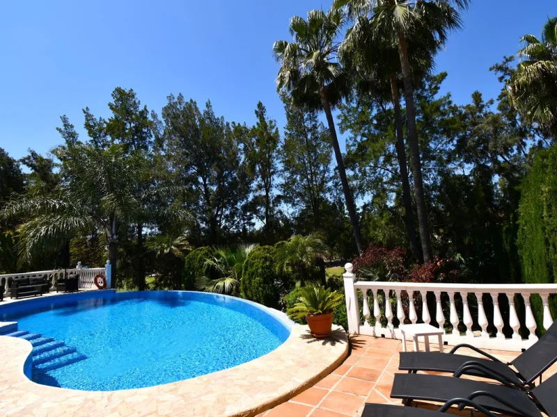 This impressive, front-line golf, 9 bedroom, 10 bathroom villa offers over 700m2 of living and entertainment space and sits on a spacious plot of 1,300m2.  This villa has 8 ensuite bedrooms, offering family/guests their own space and privacy.  All indoor 