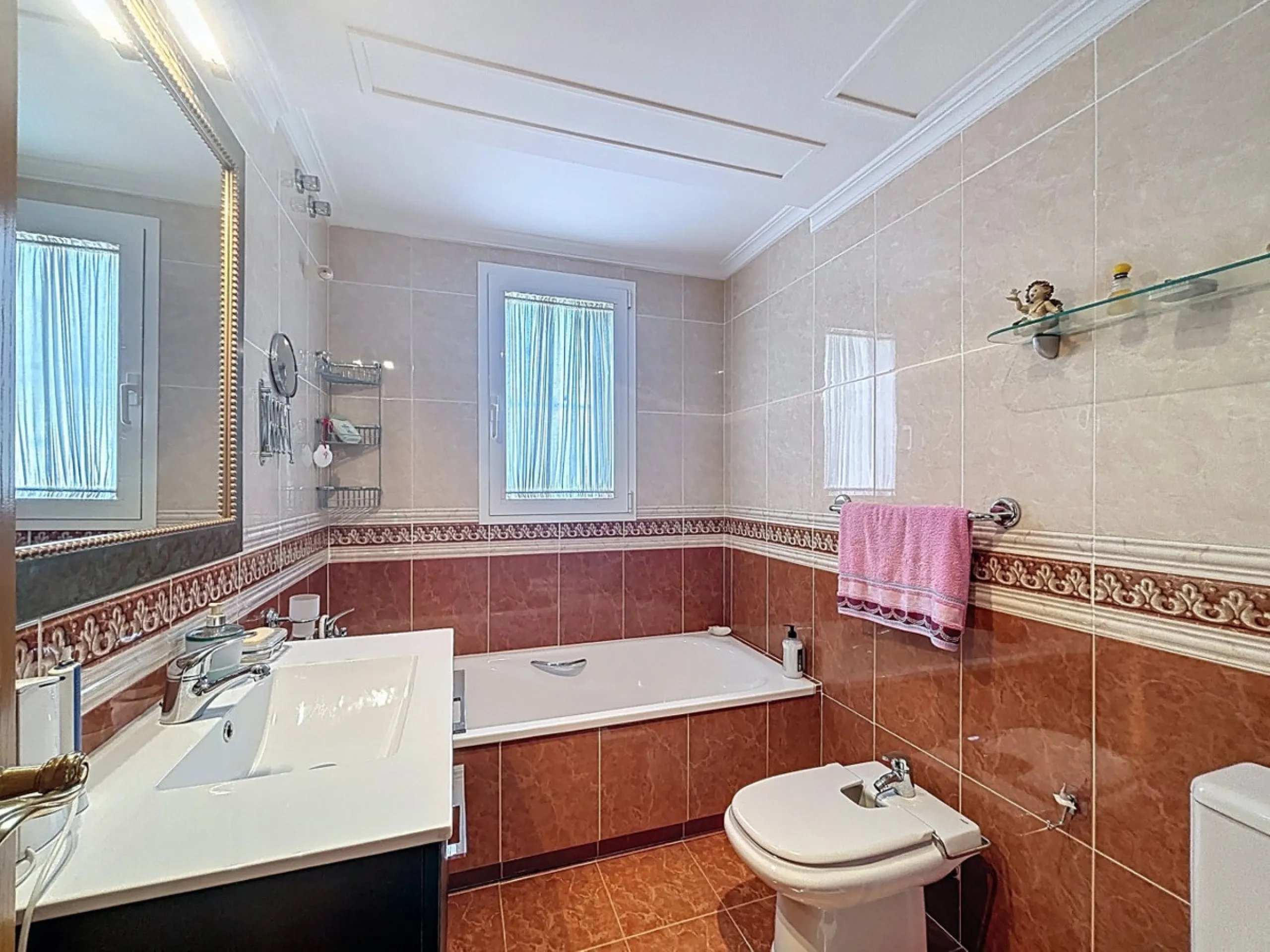 This beautiful 3-storey villa in Torre del Mar is presented, ideal for families looking for space, comfort and excellent location. On the first floor, we find a very bright and cozy living room, a toilet, and a separate kitchen-dining room, perfect for en