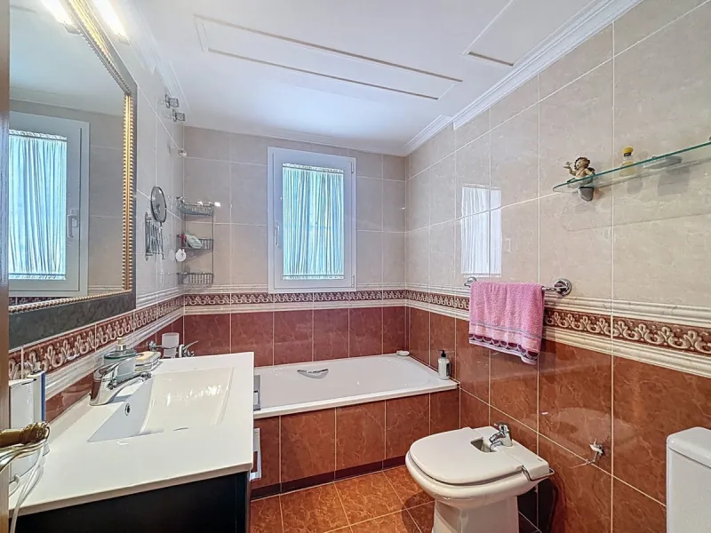 This beautiful 3-storey villa in Torre del Mar is presented, ideal for families looking for space, comfort and excellent location. On the first floor, we find a very bright and cozy living room, a toilet, and a separate kitchen-dining room, perfect for en