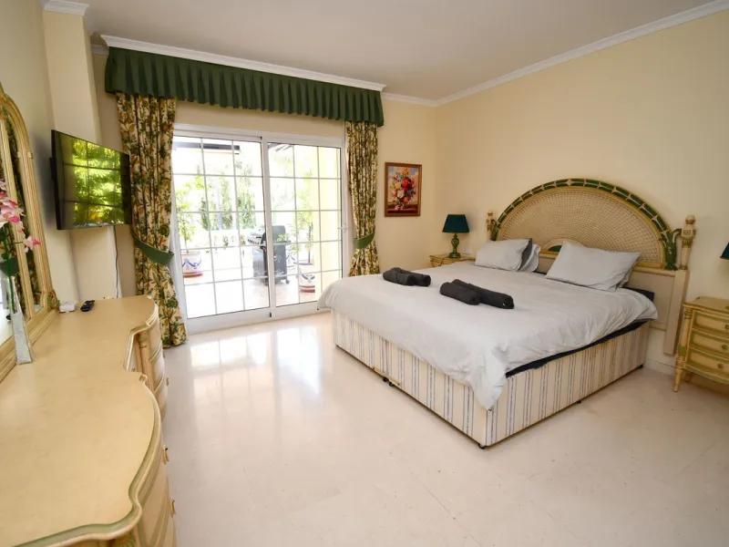 This impressive, front-line golf, 9 bedroom, 10 bathroom villa offers over 700m2 of living and entertainment space and sits on a spacious plot of 1,300m2.  This villa has 8 ensuite bedrooms, offering family/guests their own space and privacy.  All indoor 