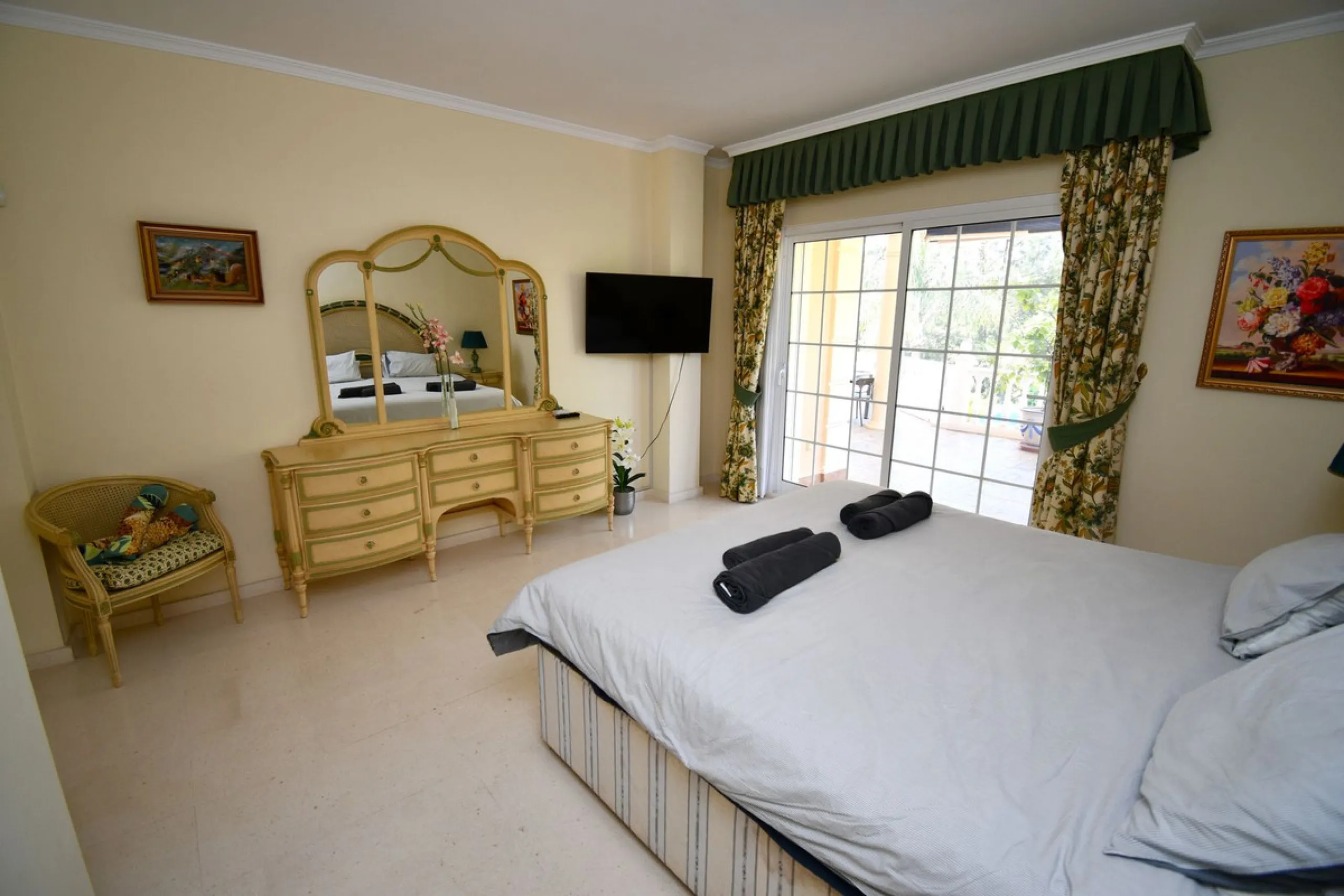 This impressive, front-line golf, 9 bedroom, 10 bathroom villa offers over 700m2 of living and entertainment space and sits on a spacious plot of 1,300m2.  This villa has 8 ensuite bedrooms, offering family/guests their own space and privacy.  All indoor 
