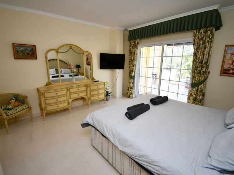 This impressive, front-line golf, 9 bedroom, 10 bathroom villa offers over 700m2 of living and entertainment space and sits on a spacious plot of 1,300m2.  This villa has 8 ensuite bedrooms, offering family/guests their own space and privacy.  All indoor 