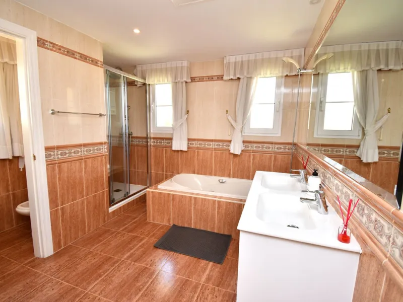 This impressive, front-line golf, 9 bedroom, 10 bathroom villa offers over 700m2 of living and entertainment space and sits on a spacious plot of 1,300m2.  This villa has 8 ensuite bedrooms, offering family/guests their own space and privacy.  All indoor 
