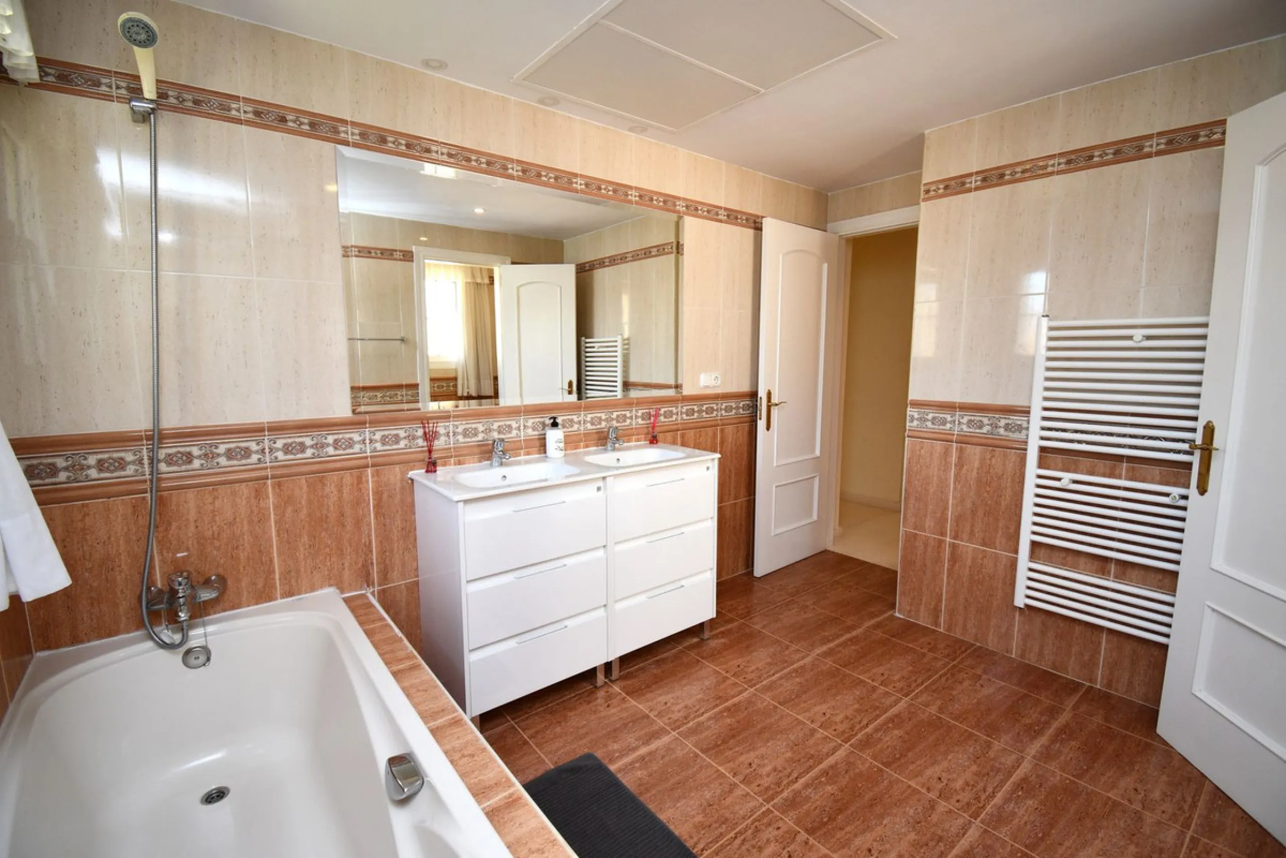 This impressive, front-line golf, 9 bedroom, 10 bathroom villa offers over 700m2 of living and entertainment space and sits on a spacious plot of 1,300m2.  This villa has 8 ensuite bedrooms, offering family/guests their own space and privacy.  All indoor 