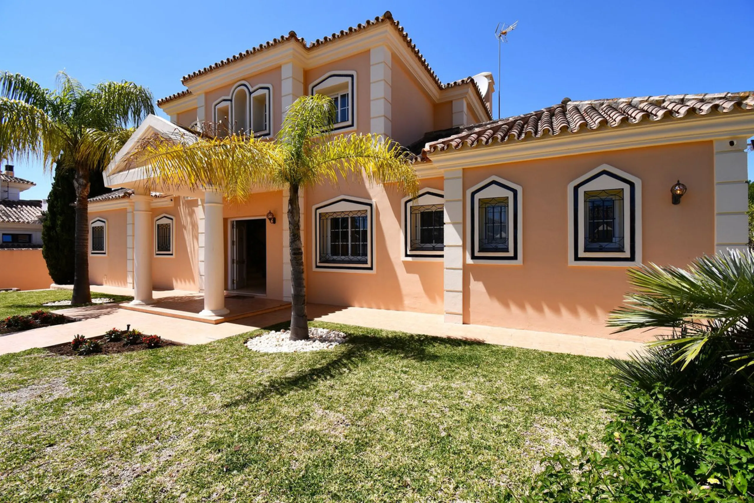 This impressive, front-line golf, 9 bedroom, 10 bathroom villa offers over 700m2 of living and entertainment space and sits on a spacious plot of 1,300m2.  This villa has 8 ensuite bedrooms, offering family/guests their own space and privacy.  All indoor 