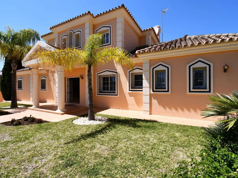 This impressive, front-line golf, 9 bedroom, 10 bathroom villa offers over 700m2 of living and entertainment space and sits on a spacious plot of 1,300m2.  This villa has 8 ensuite bedrooms, offering family/guests their own space and privacy.  All indoor 
