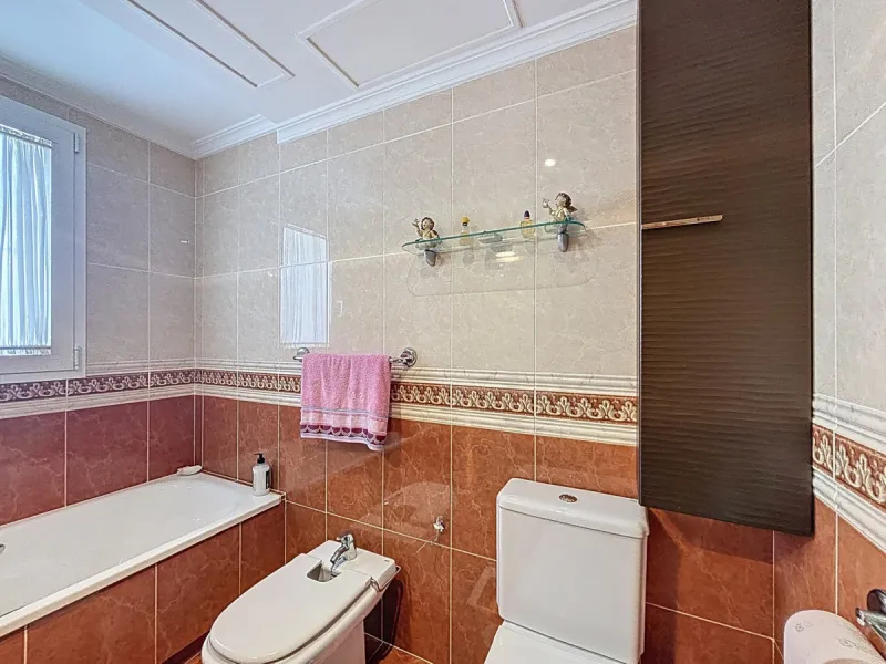 This beautiful 3-storey villa in Torre del Mar is presented, ideal for families looking for space, comfort and excellent location. On the first floor, we find a very bright and cozy living room, a toilet, and a separate kitchen-dining room, perfect for en