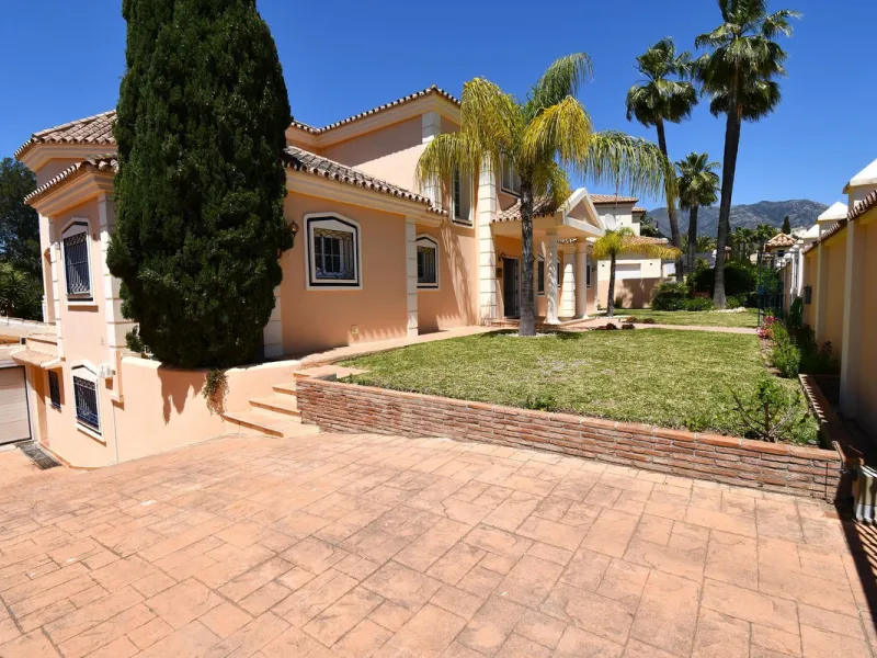 This impressive, front-line golf, 9 bedroom, 10 bathroom villa offers over 700m2 of living and entertainment space and sits on a spacious plot of 1,300m2.  This villa has 8 ensuite bedrooms, offering family/guests their own space and privacy.  All indoor 