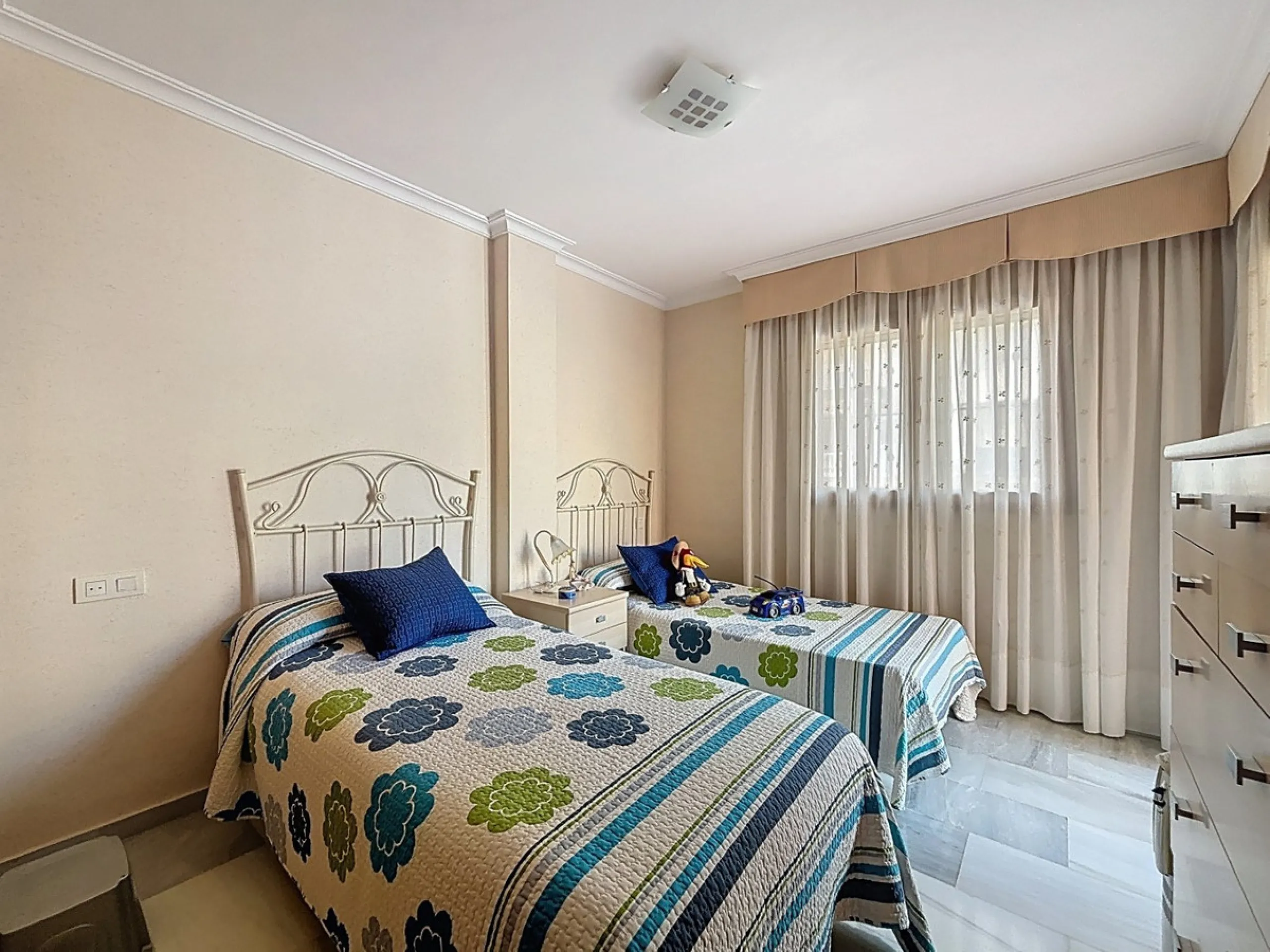 This beautiful 3-storey villa in Torre del Mar is presented, ideal for families looking for space, comfort and excellent location. On the first floor, we find a very bright and cozy living room, a toilet, and a separate kitchen-dining room, perfect for en