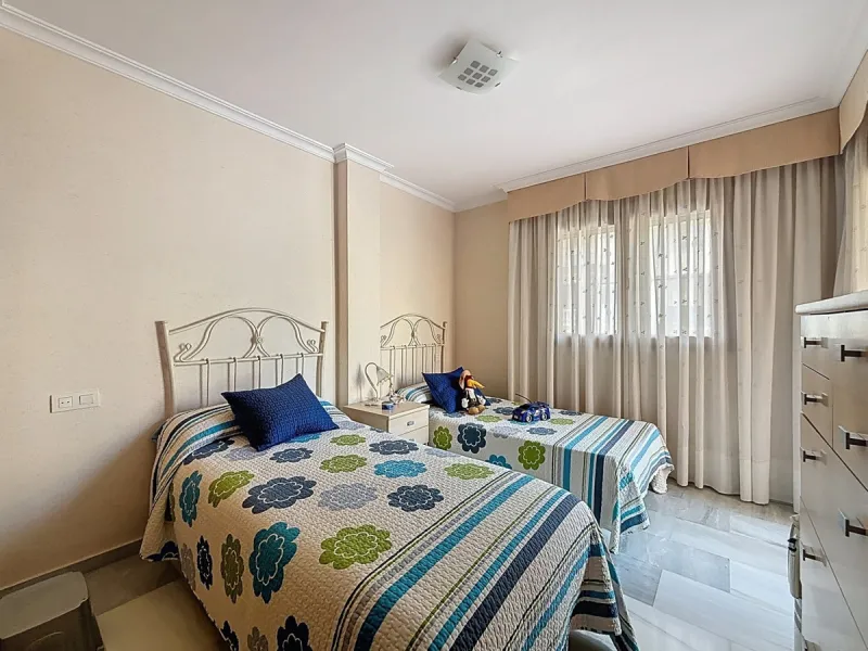 This beautiful 3-storey villa in Torre del Mar is presented, ideal for families looking for space, comfort and excellent location. On the first floor, we find a very bright and cozy living room, a toilet, and a separate kitchen-dining room, perfect for en