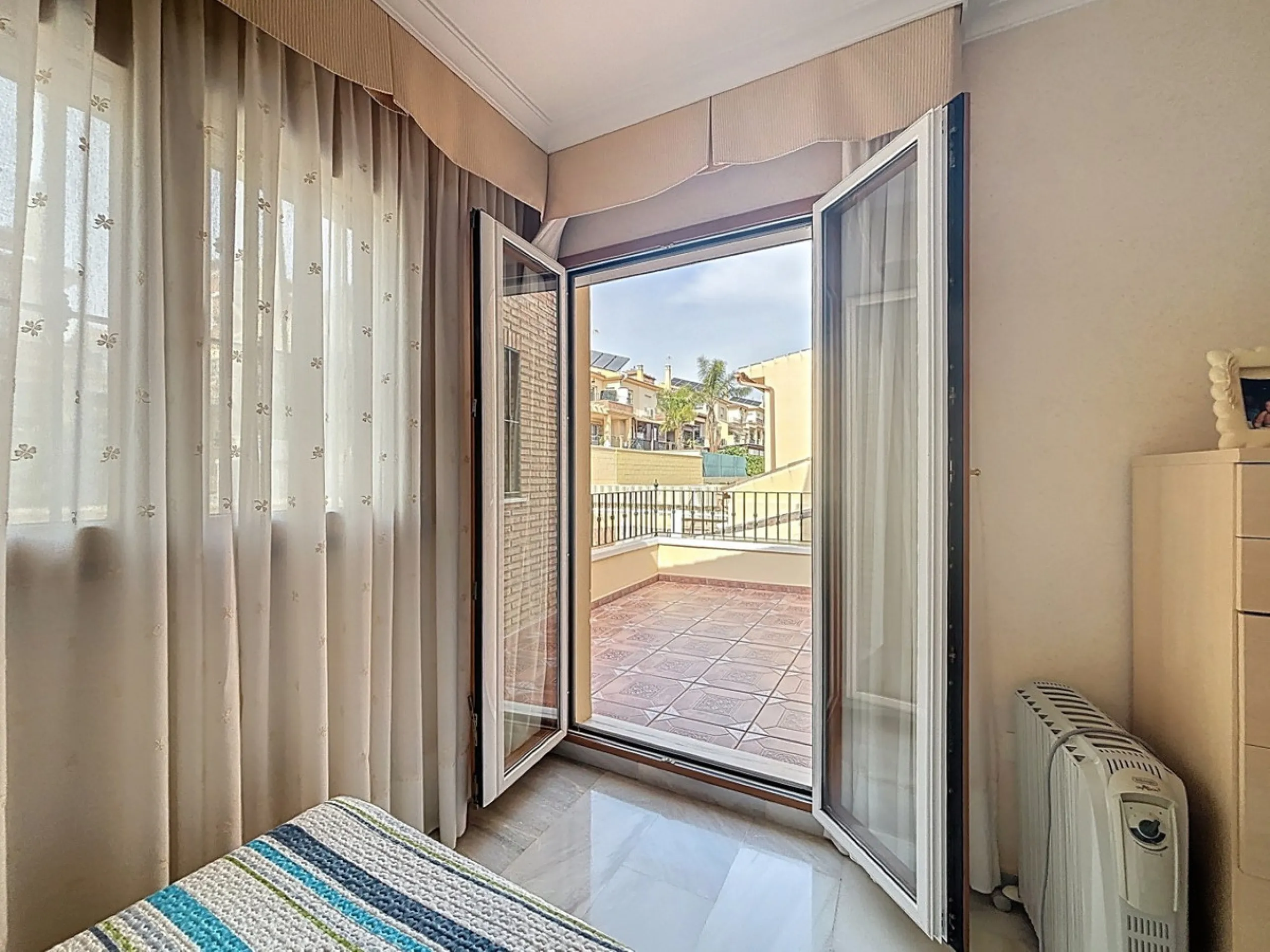 This beautiful 3-storey villa in Torre del Mar is presented, ideal for families looking for space, comfort and excellent location. On the first floor, we find a very bright and cozy living room, a toilet, and a separate kitchen-dining room, perfect for en