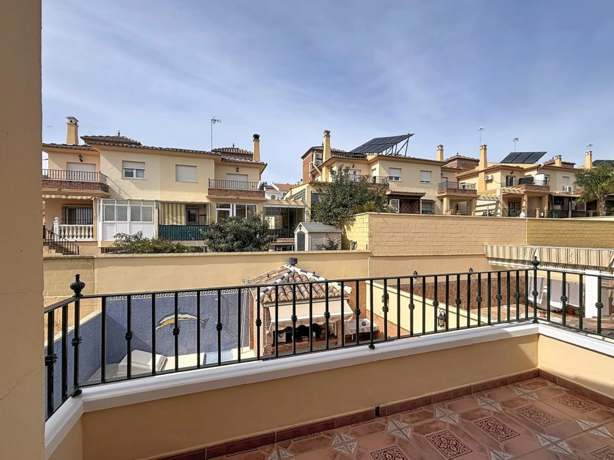 This beautiful 3-storey villa in Torre del Mar is presented, ideal for families looking for space, comfort and excellent location. On the first floor, we find a very bright and cozy living room, a toilet, and a separate kitchen-dining room, perfect for en