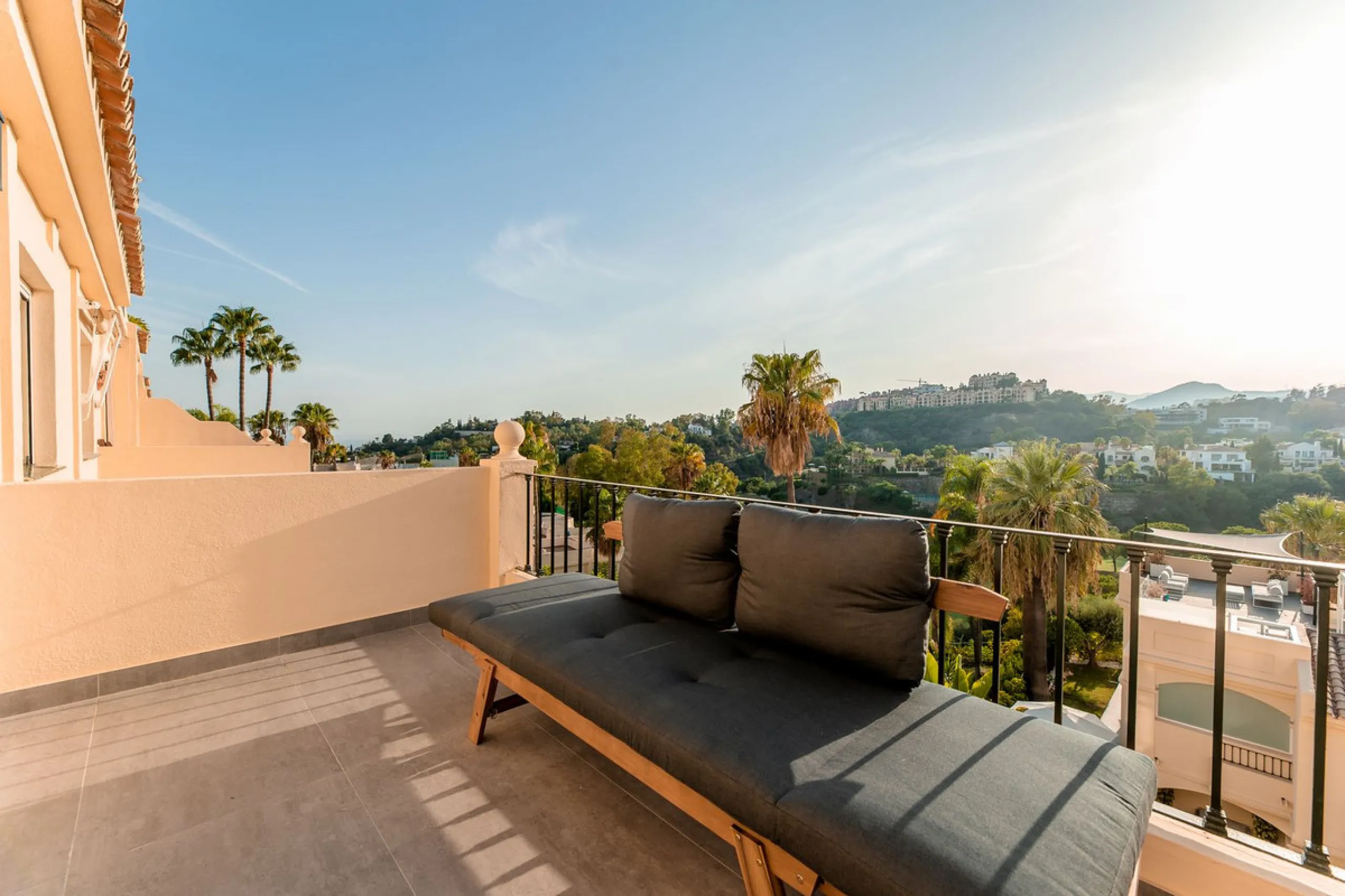 Apartment - Penthouse Duplex в продаже в Benahavís, Málaga. В доме 3 спален и 3 ванных комнат. Площадь дома 160 м²