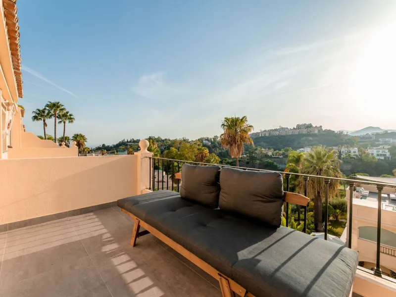 Apartment - Penthouse Duplex в продаже в Benahavís, Málaga. В доме 3 спален и 3 ванных комнат. Площадь дома 160 м²