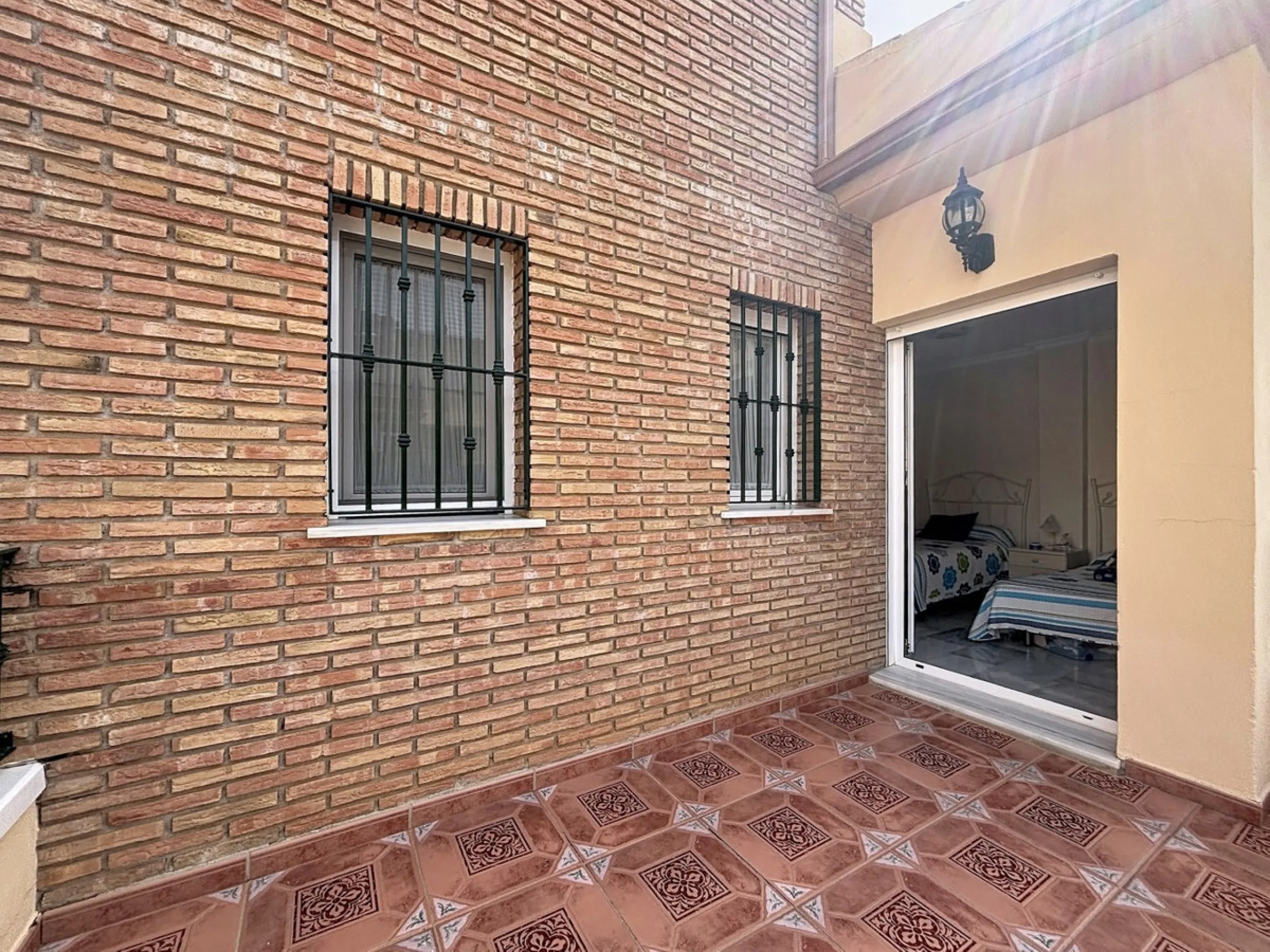 This beautiful 3-storey villa in Torre del Mar is presented, ideal for families looking for space, comfort and excellent location. On the first floor, we find a very bright and cozy living room, a toilet, and a separate kitchen-dining room, perfect for en