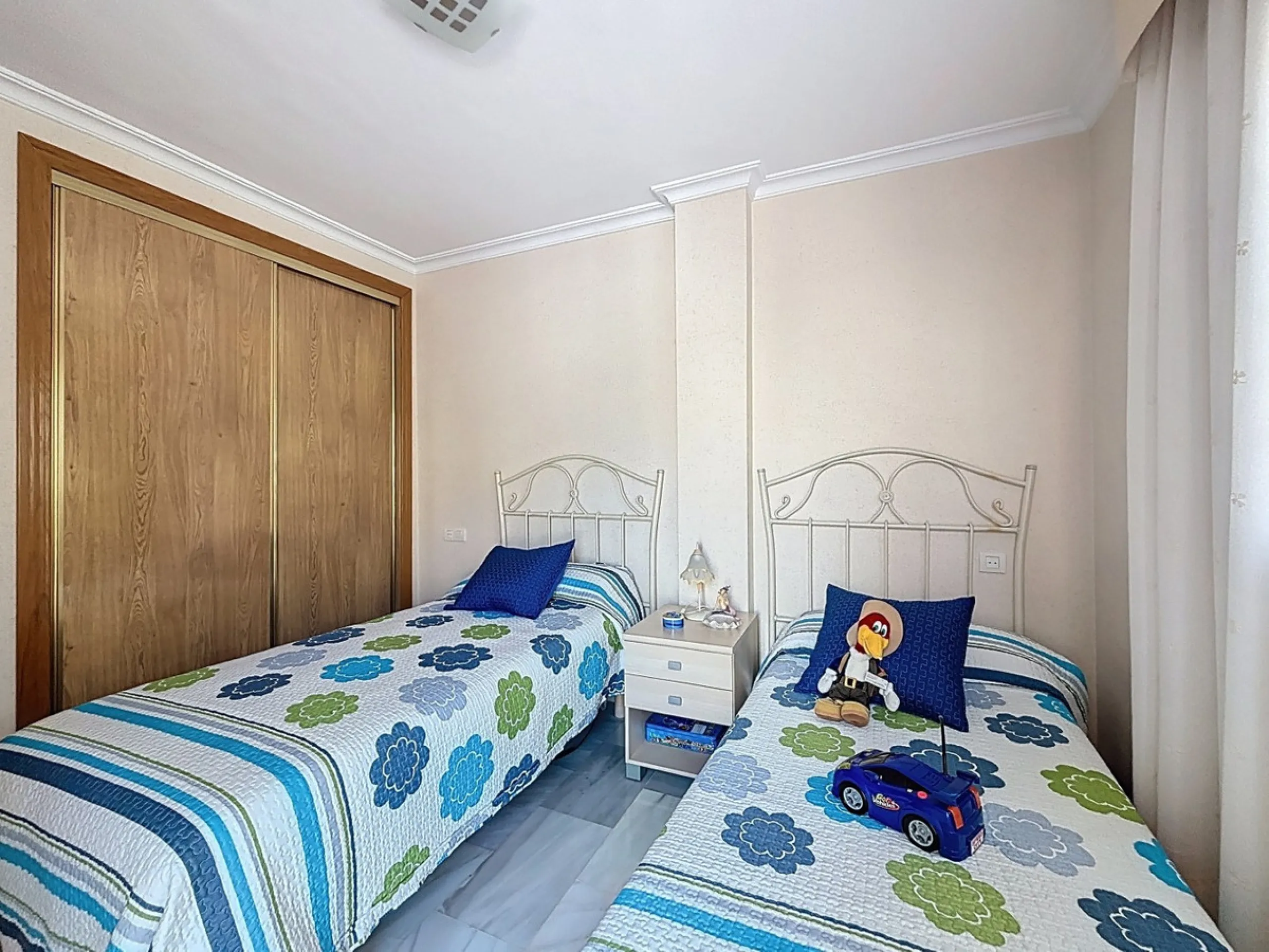 This beautiful 3-storey villa in Torre del Mar is presented, ideal for families looking for space, comfort and excellent location. On the first floor, we find a very bright and cozy living room, a toilet, and a separate kitchen-dining room, perfect for en