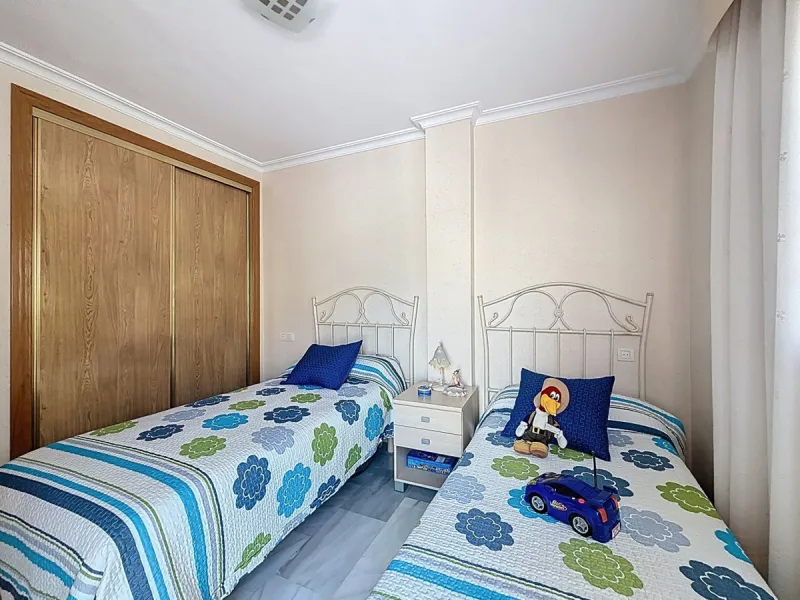 This beautiful 3-storey villa in Torre del Mar is presented, ideal for families looking for space, comfort and excellent location. On the first floor, we find a very bright and cozy living room, a toilet, and a separate kitchen-dining room, perfect for en
