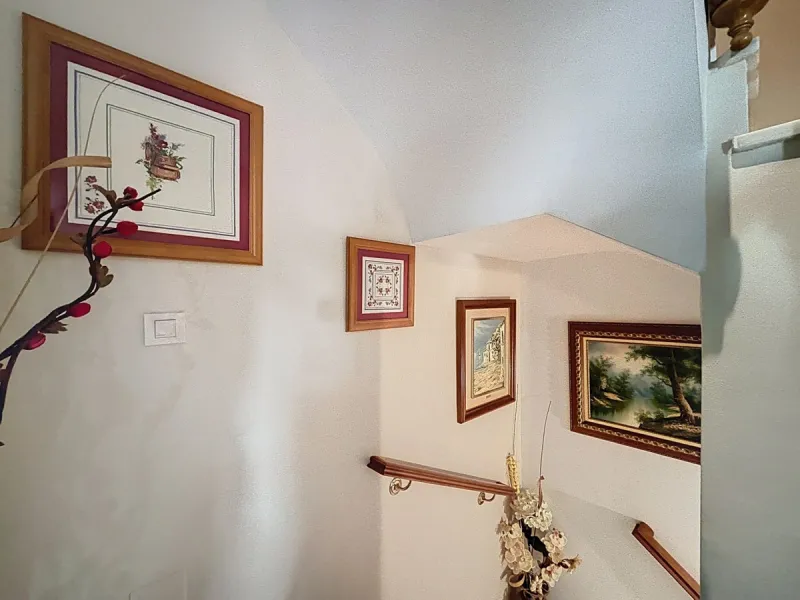 This beautiful 3-storey villa in Torre del Mar is presented, ideal for families looking for space, comfort and excellent location. On the first floor, we find a very bright and cozy living room, a toilet, and a separate kitchen-dining room, perfect for en